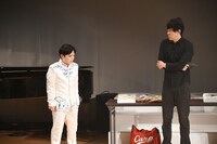 文化放送のリスナーに怯える溜口（左）。