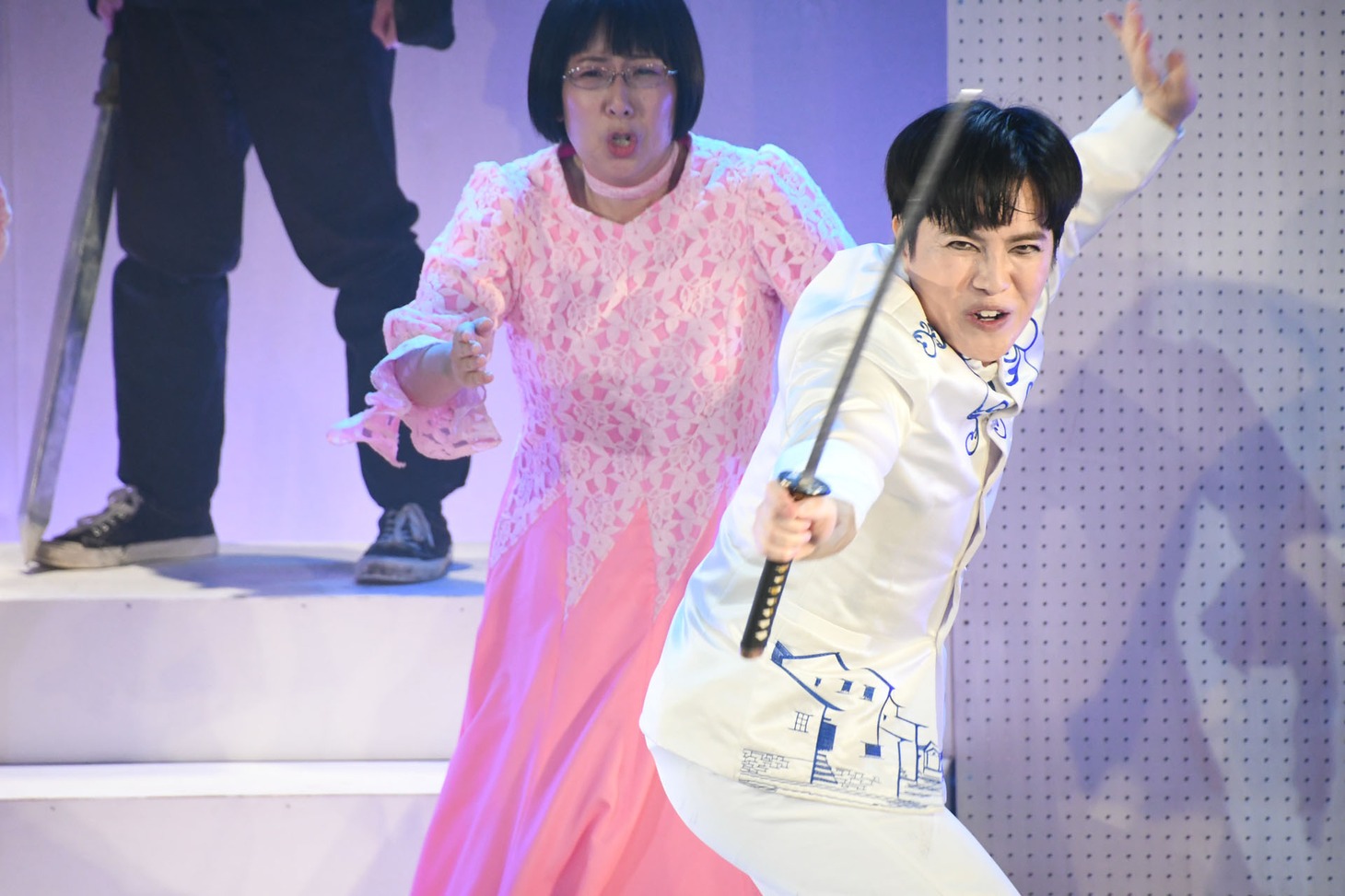 「羞恥心」を歌いながら戦う意志を見せる溜口。