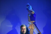 変身した溜口が登場。