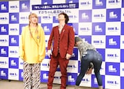 「あんたの晴れの舞台だけど、はしゃぐね」と尻を突き出すポーズを披露する信子(右)。