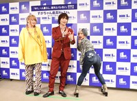 フォトセッションで著者以上にはしゃぐ信子（右）。