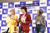 手汗がすごいため、ズボンのウエスト部分にすがちゃん最高No.1の書籍を入れておく信子（左）