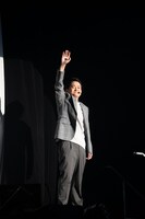 オープニングの千鳥ノブ。