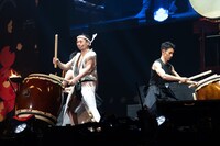 千鳥・大悟の太鼓パフォーマンスの様子。