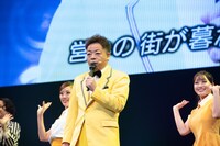 バックダンサーを従えて歌うユースケ。