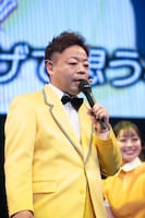 「恋」を歌うユースケ。