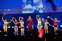 「睡蓮花」を歌う博多大吉のパフォーマンスの様子。