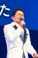 「栄光の架橋」を歌う千鳥ノブ。