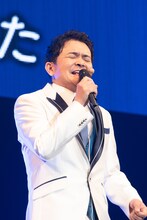 「栄光の架橋」を歌う千鳥ノブ。