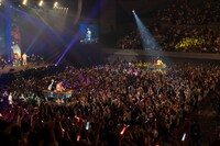 千鳥、ユースケ、大吉がトロッコに乗って会場内を巡る様子。