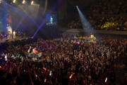 千鳥、ユースケ、大吉がトロッコに乗って会場内を巡る様子。
