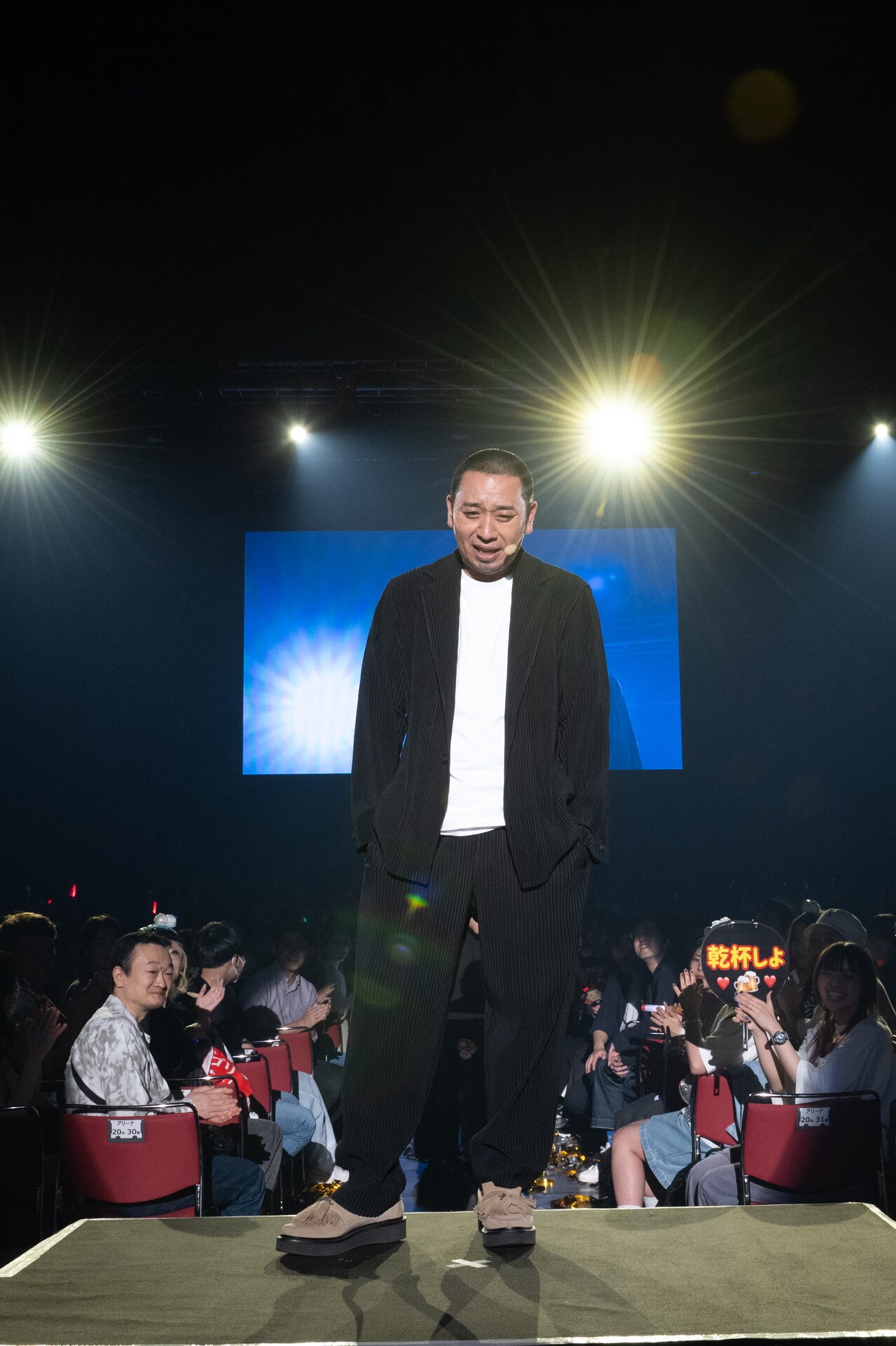 客席内に設けられたステージで「浅草キッド」を歌う千鳥・大悟