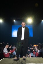 客席内に設けられたステージで「浅草キッド」を歌う千鳥・大悟。