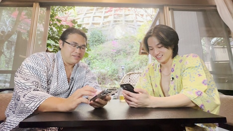 ロッチ中岡と松田元太。(c)フジテレビ