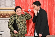 やす子と有吉弘行。(c)TBS