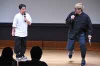 タイトコール後のはけ方で揉める（左から）ウエストランド井口、飯塚大悟。