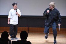 タイトコール後のはけ方で揉める（左から）ウエストランド井口、飯塚大悟。