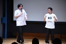 点数の低さのショックを受けるトンツカタンお抹茶（左）。