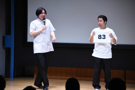 点数の低さのショックを受けるトンツカタンお抹茶（左）。