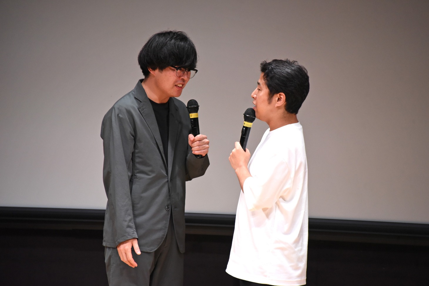 距離の詰め方が怖いと指摘されるマタンゴ高橋（左）。