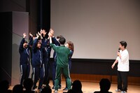 高得点を獲得して喜ぶダウ90000（左）。