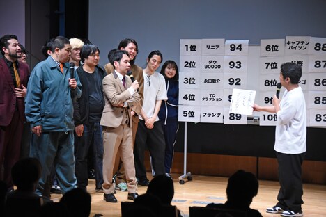 リニアに色紙を贈呈するウエストランド井口（右）。