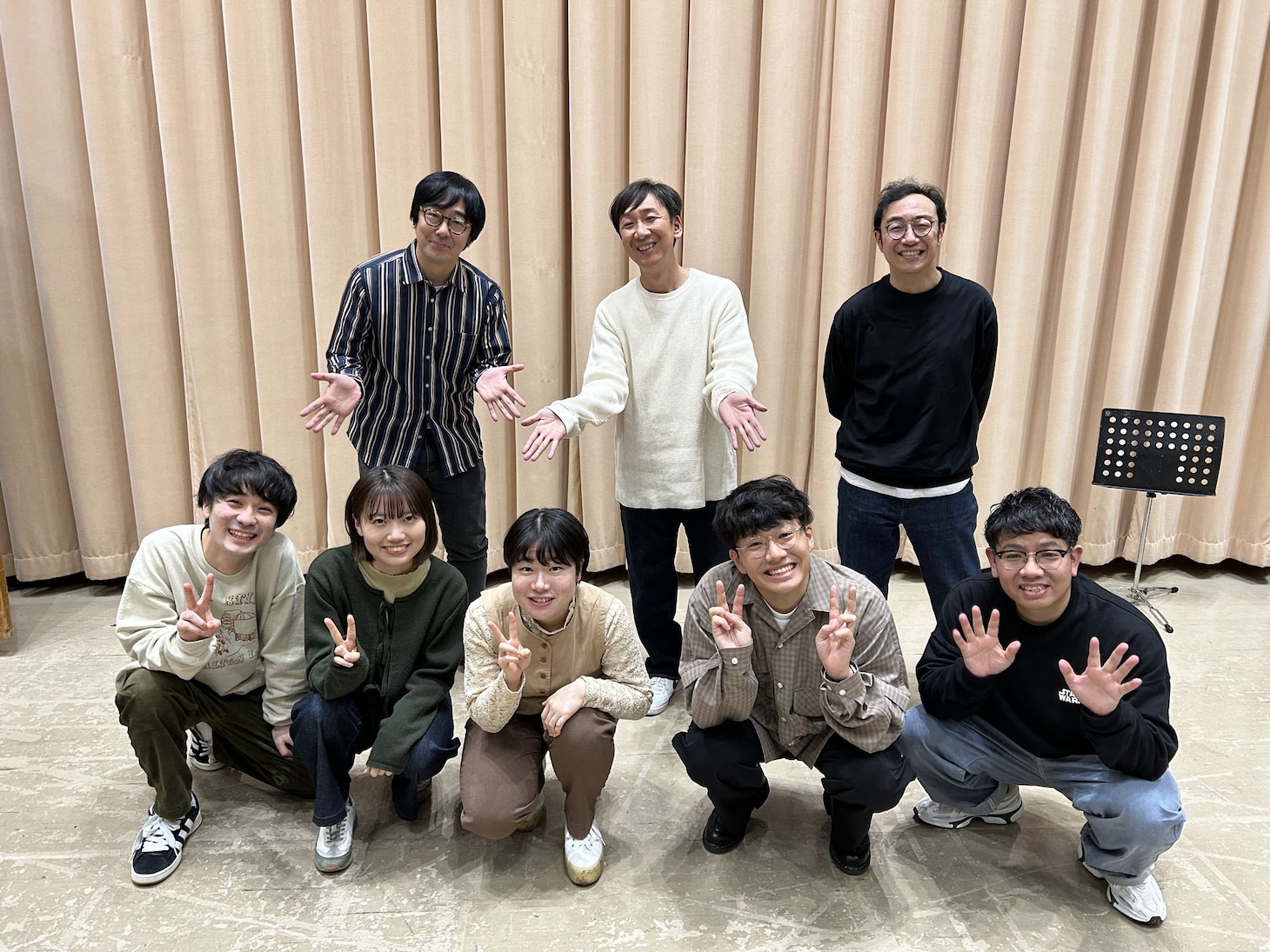 前列左から蓮見翔、中島百依子、忽那文香、ミキ亜生、ミキ昴生。うしろは東京03。