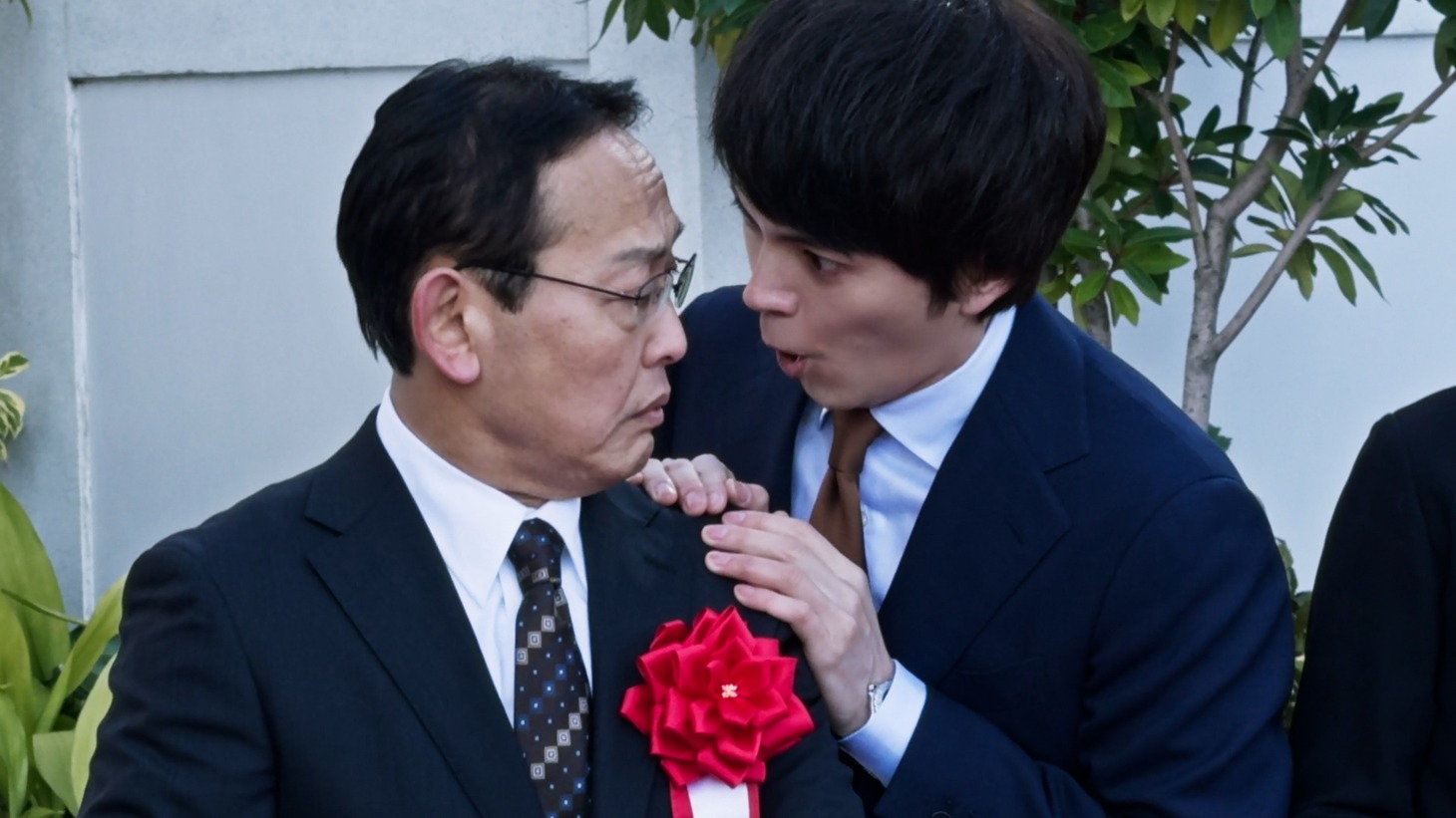 「キッコーマン豆乳」のCM「飲む理由がある トクホの特濃≪テープカット≫」 編より。