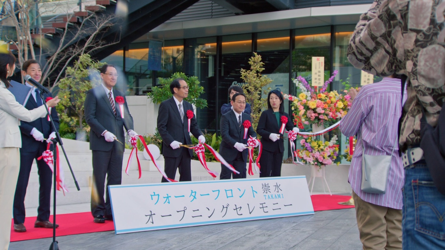 「キッコーマン豆乳」のCM「飲む理由がある トクホの特濃≪テープカット≫」 編より。