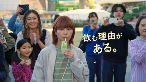 「キッコーマン豆乳」のCM「飲む理由がある トクホの特濃≪テープカット≫」 編より。