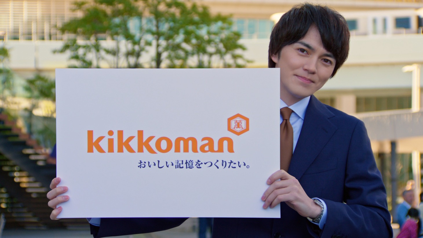 「キッコーマン豆乳」のCM「飲む理由がある トクホの特濃≪テープカット≫」 編より。