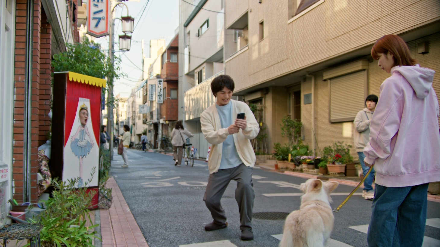 「キッコーマン豆乳」のCM「飲む理由がある 砂糖不使用 調製豆乳≪顔はめパネル≫」 編より。