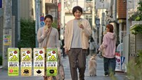 「キッコーマン豆乳」のCM「飲む理由がある 砂糖不使用 調製豆乳≪顔はめパネル≫」 編より。