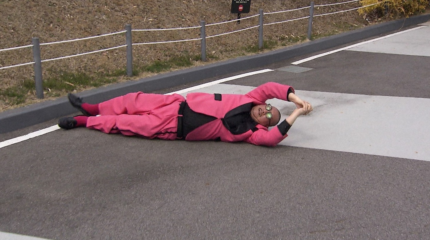 「相席食堂」で相席旅を繰り広げる街裏ぴんく。(c)ABCテレビ