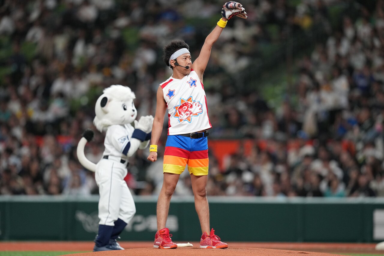 セレモニアルピッチに登板したサンシャイン池崎。(c)SEIBU Lions