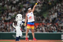 セレモニアルピッチに登板したサンシャイン池崎。(c)SEIBU Lions