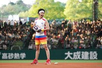 構えるサンシャイン池崎。(c)SEIBU Lions