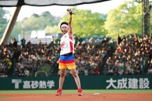 セレモニアルピッチに登板したサンシャイン池崎。(c)SEIBU Lions