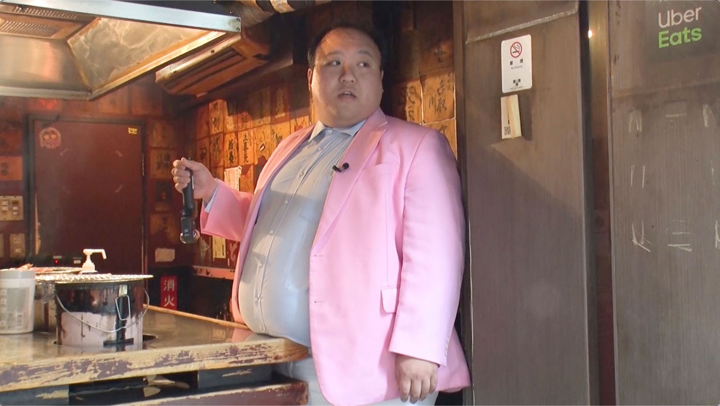 狭い店に身体をねじ込むママタルト大鶴肥満。