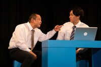 サルゴリラ単独ライブ「カレー＆ラーメン2」の様子。（写真提供：吉本興業）