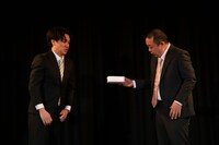 サルゴリラ単独ライブ「カレー＆ラーメン2」の様子。（写真提供：吉本興業）