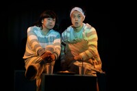 サルゴリラ単独ライブ「カレー＆ラーメン2」の様子。（写真提供：吉本興業）