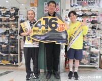 シークレット靴専 背が高くなる靴専門店 横浜関内マリナード店の1日店長を務めたラブレターズと、店長の針生裕己さん。