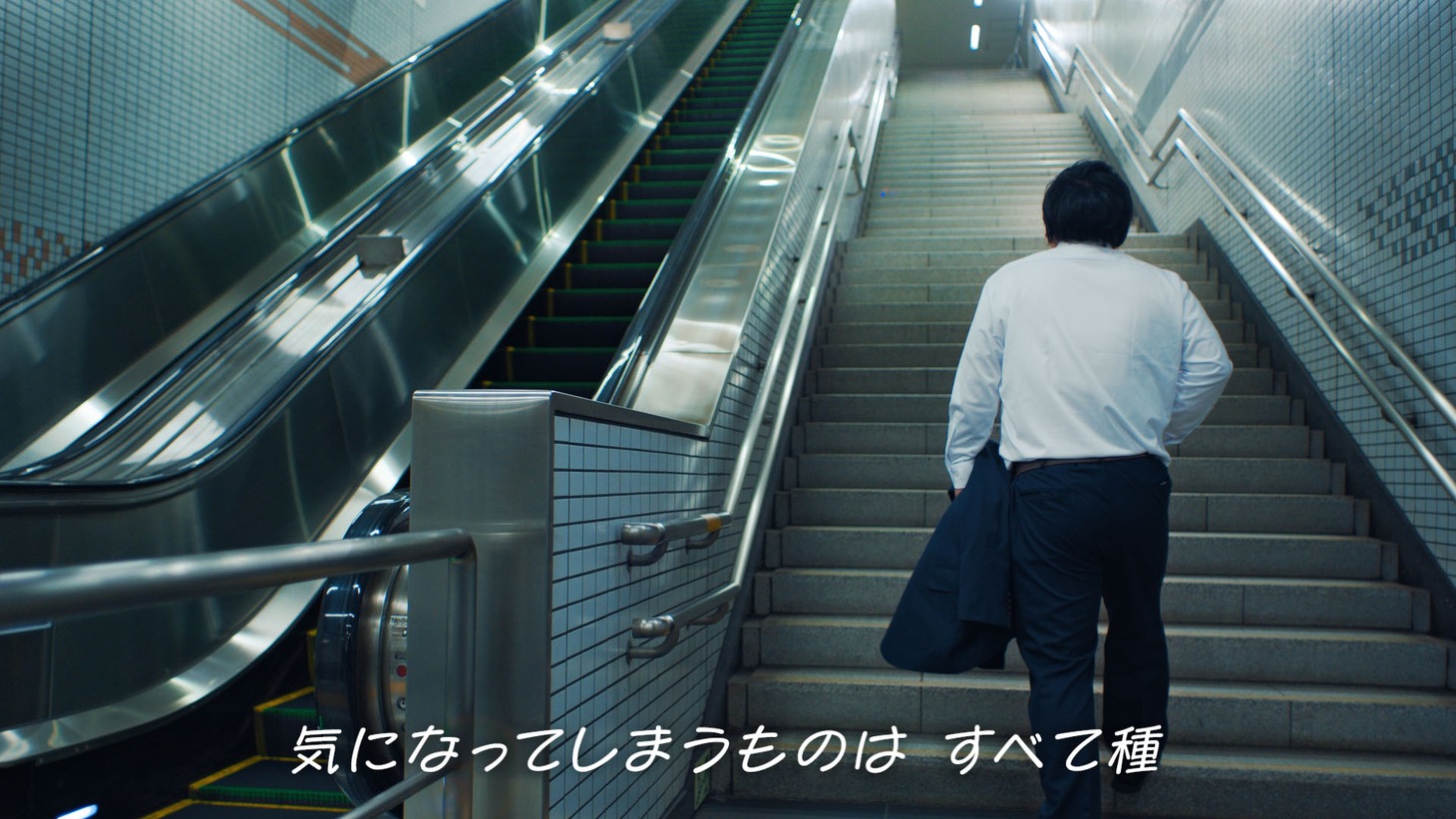 ヨネダ2000が出演するWeb CM「KINISHINAI by 金麦のオフ」のワンシーン。