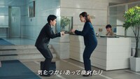 ヨネダ2000が出演するWeb CM「KINISHINAI by 金麦のオフ」のワンシーン。