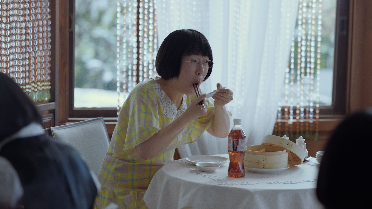 サントリー烏龍茶OTPPの新Web CM「美穂の幸福」編のワンシーン。