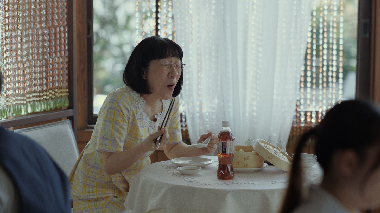 サントリー烏龍茶OTPPの新Web CM「江里子の幸福」編のワンシーン。