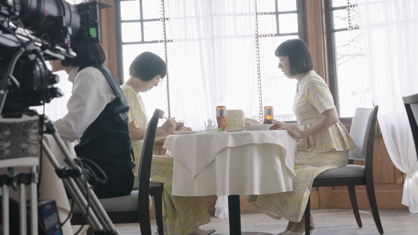 サントリー烏龍茶OTPPの新Web CMの撮影に臨む阿佐ヶ谷姉妹。