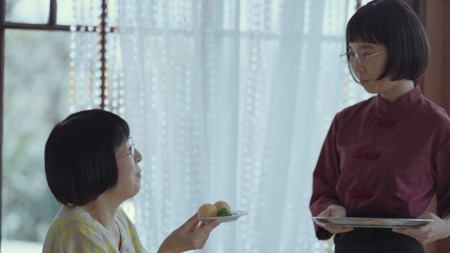 サントリー烏龍茶OTPPの新Web CM「美穂の幸福」編のワンシーン。