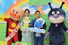 映画「それいけ！アンパンマン　ばいきんまんとえほんのルルン」の公開アフレコイベントに登場した（左から）アンパンマン、上戸彩、ナインティナイン岡村、ばいきんまん。